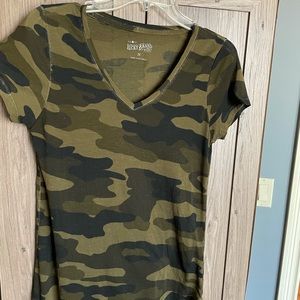 Lucky Brand camo v-neck tee. Size M